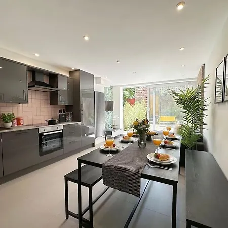 Holiday home Chic 5-br, Ensuites With Tvs