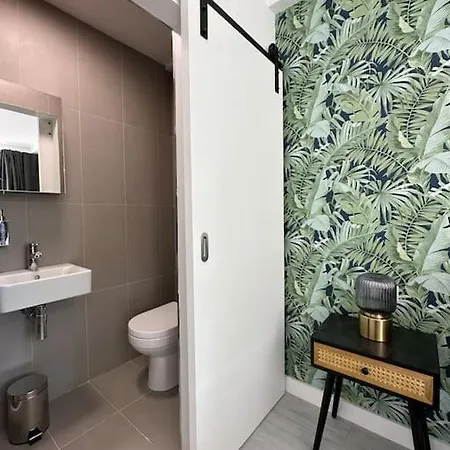 Chic 5-br, Ensuites With Tvs London