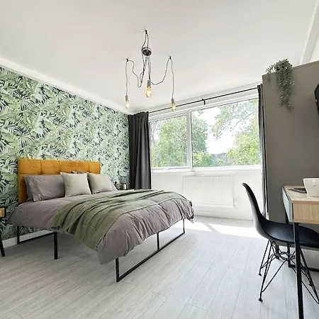 Holiday home Chic 5-br, Ensuites With Tvs *