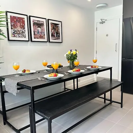 Chic 5-br, Ensuites With Tvs