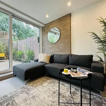 Holiday home Chic 5-br, Ensuites With Tvs *
