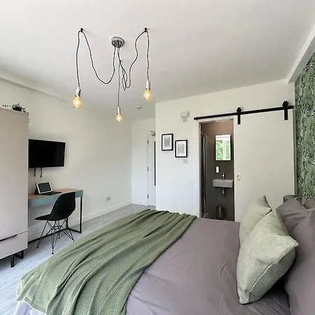 Chic 5-br, Ensuites With Tvs Holiday home