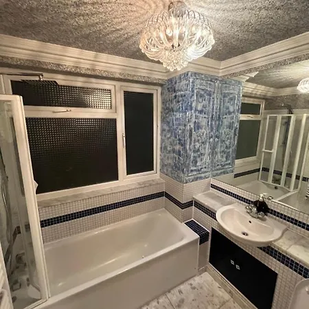Tj Homes - Double With Single Bed - 3 Min To Tube Station - London