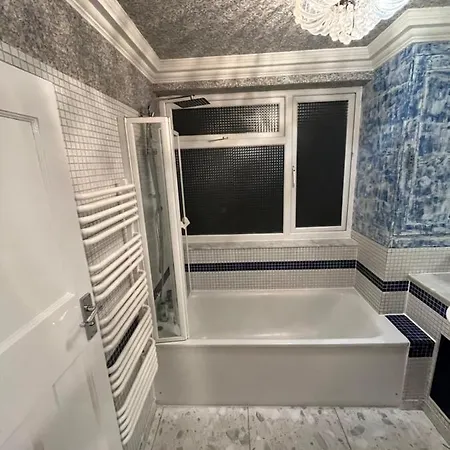 Bed & Breakfast Tj Homes - Double With Single Bed - 3 Min To Tube Station - London *