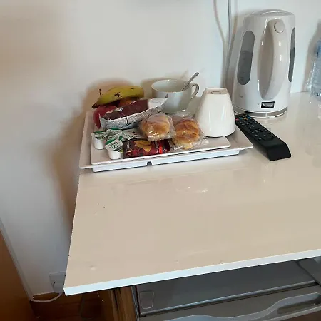 Tj Homes - Double With Single Bed - 3 Min To Tube Station - London Bed & Breakfast *