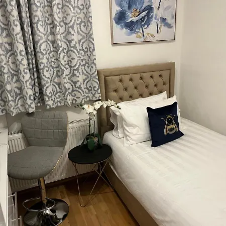 Tj Homes - Double With Single Bed - 3 Min To Tube Station - London * Ruislip