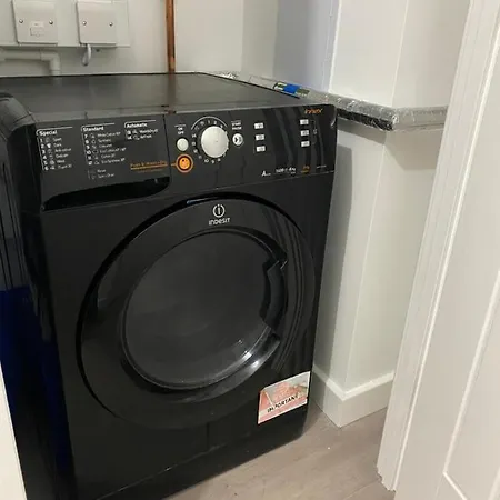 Escape Homes * Barking (Greater London)