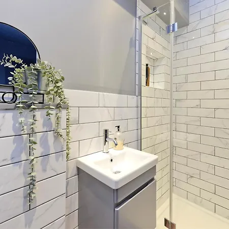 Stylish Family By Twickenham Stadium By Underthedoormat Apartment London