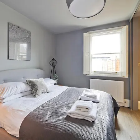 Stylish Family By Twickenham Stadium By Underthedoormat Apartment London