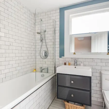 Apartment Stylish Family By Twickenham Stadium By Underthedoormat London