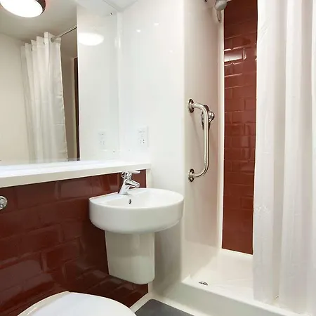 Travelodge Kingston Upon Thames 3*