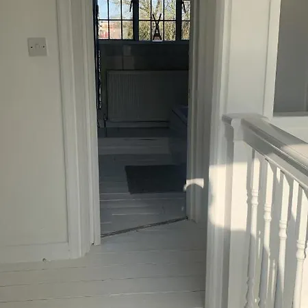 Wandsworth, South Deluxe King 3 * London