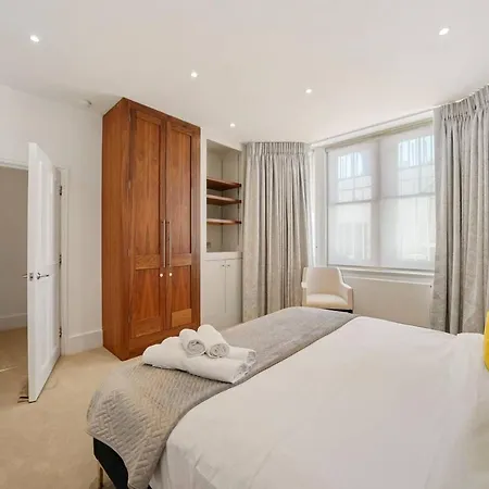 Stylish Family Near Kensington High Street London