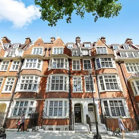 Stylish Family Near Kensington High Street *