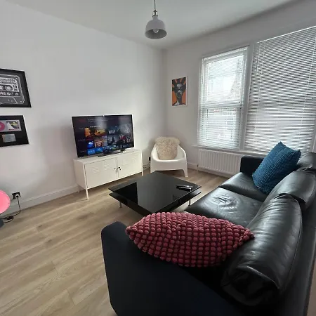 Flat Next To Central Line Underground Station Apartment *