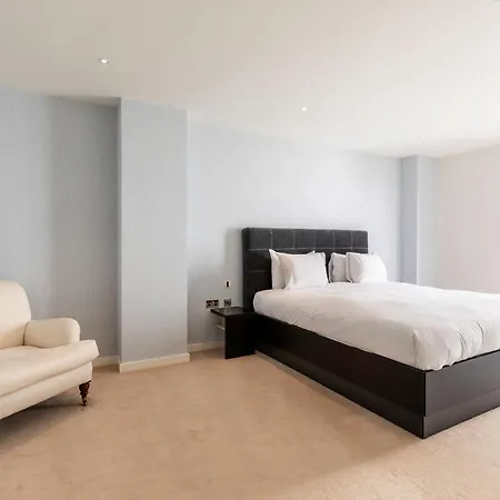 Beautiful 4 Bed Abode Near Imperial Wharf Apartment London
