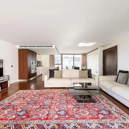 Beautiful 4 Bed Abode Near Imperial Wharf London