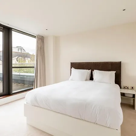 Beautiful 4 Bed Abode Near Imperial Wharf *