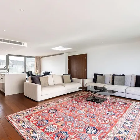 Beautiful 4 Bed Abode Near Imperial Wharf Apartment