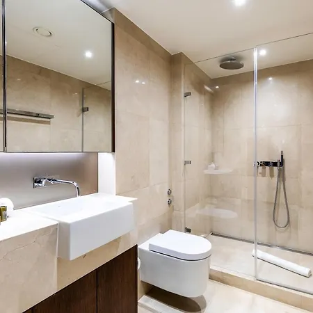 Beautiful 4 Bed Abode Near Imperial Wharf London