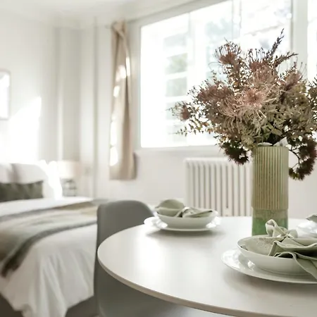 Apartment Beautifully Presented Centrally Located London