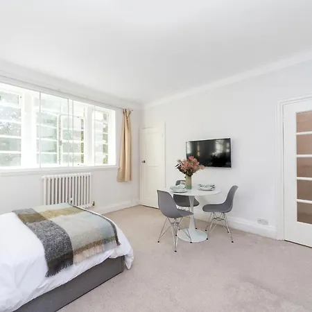 Apartment Beautifully Presented Centrally Located *