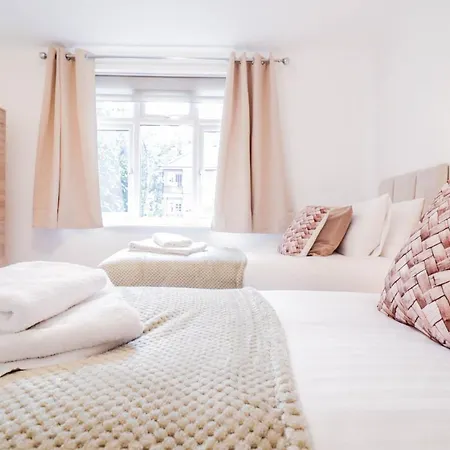 2 Bed - Great Location Apartment *