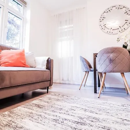 2 Bed - Great Location Apartment