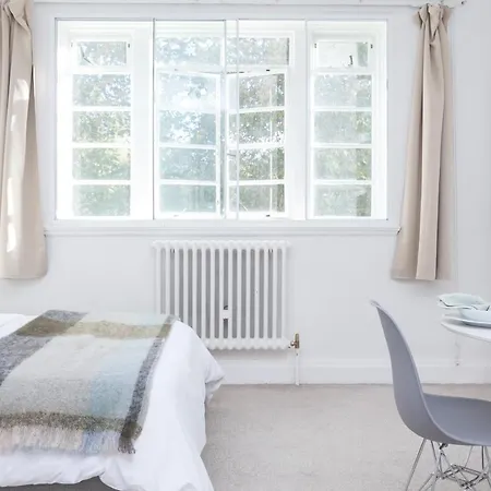 Beautifully Presented Centrally Located Apartment