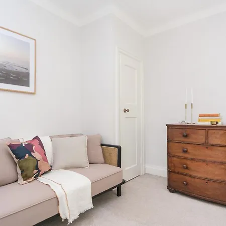 Apartment Beautifully Presented Centrally Located London