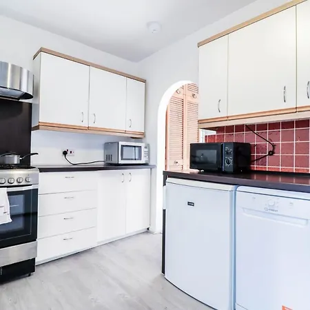 2 Bed - Great Location Apartment