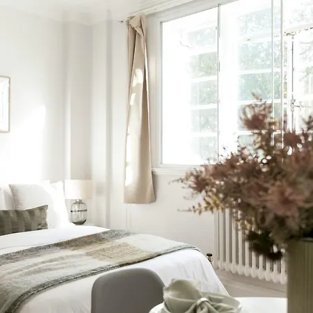 Beautifully Presented Centrally Located Apartment
