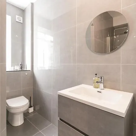Apartment Beautifully Presented Centrally Located London