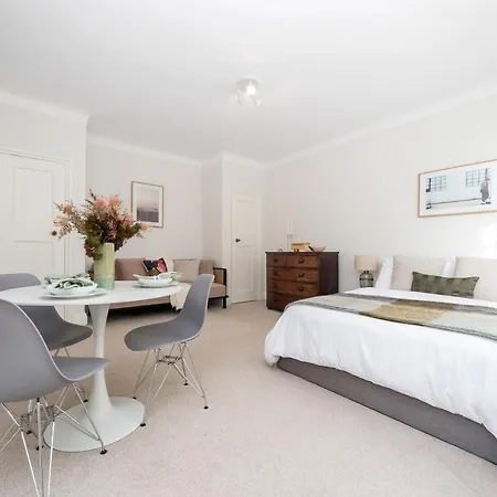 Apartment Beautifully Presented Centrally Located London