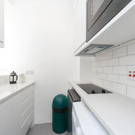 Beautifully Presented Centrally Located Apartment London