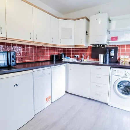 Apartment 2 Bed - Great Location *