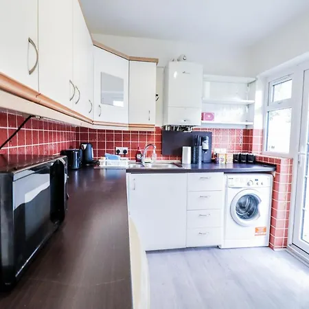 2 Bed - Great Location * Hendon