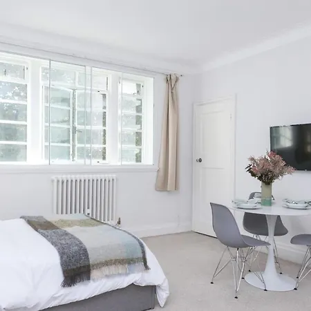 Apartment Beautifully Presented Centrally Located *