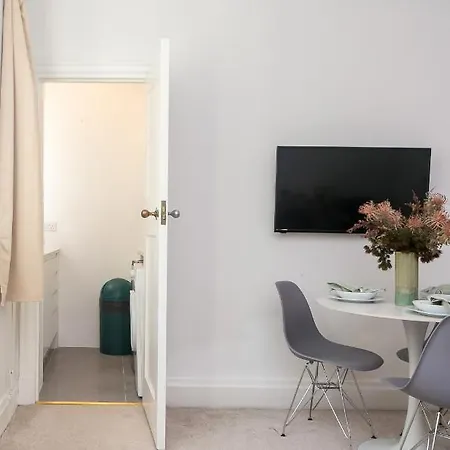 Beautifully Presented Centrally Located