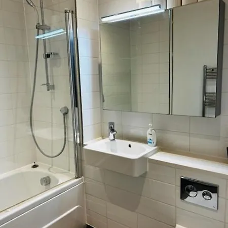 Luxury 2 Bed In Colindale Apartment *