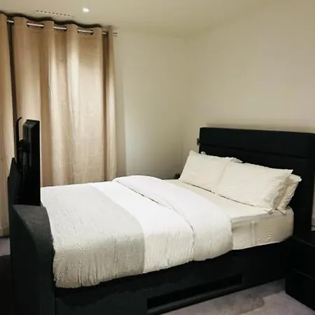 Luxury 2 Bed In Colindale Apartment *