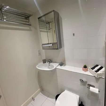 Luxury 2 Bedroom In Central At Affordable Rates London