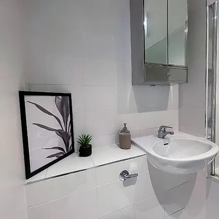 Luxury 2 Bedroom In Central At Affordable Rates London