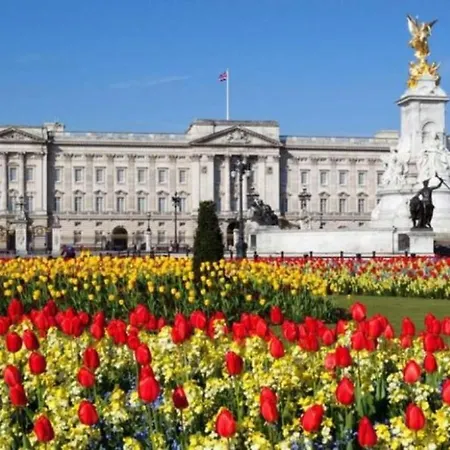 Alluring 2-bed, 2-bath Flat On High Street Kensington, Near Kensington Palace Apartment *
