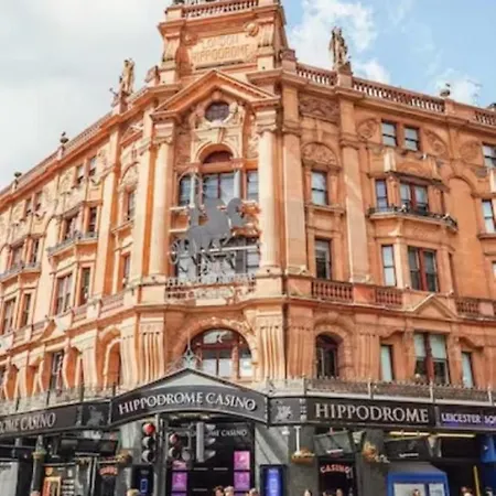 Alluring 2-bed, 2-bath Flat On High Street Kensington, Near Kensington Palace Apartment