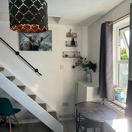 Apartment I Bedroom Flat On A Gated Farm In Tadworth Purley