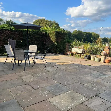 I Bedroom Flat On A Gated Farm In Tadworth