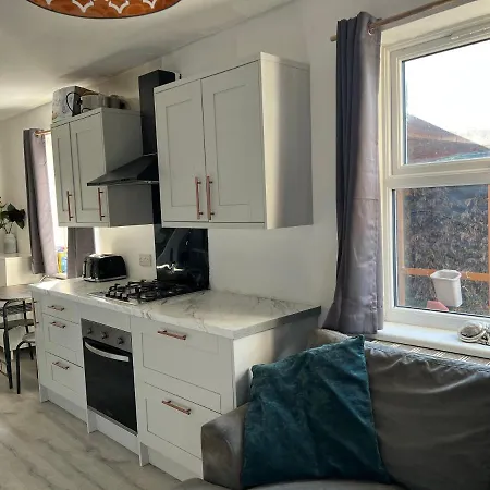 Apartment I Bedroom Flat On A Gated Farm In Tadworth *