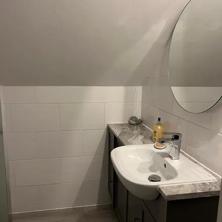 I Bedroom Flat On A Gated Farm In Tadworth Apartment