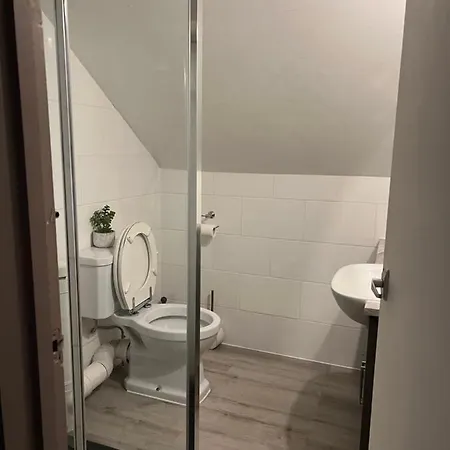 I Bedroom Flat On A Gated Farm In Tadworth * Purley